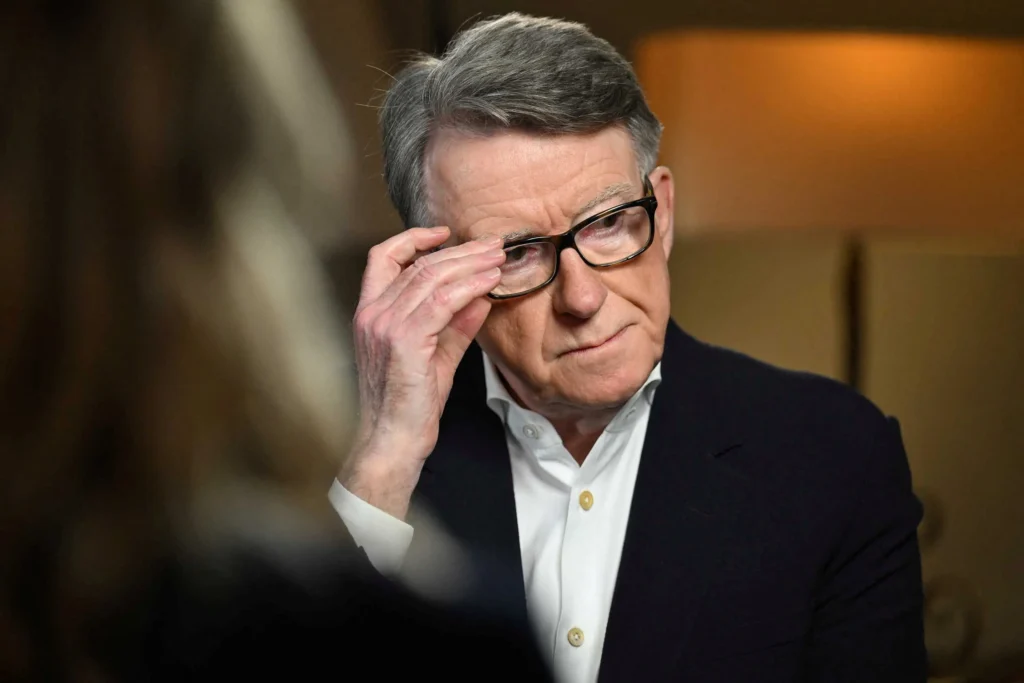 Ciblé par de nouveaux documents liés à Jeffrey Epstein, l’acte de retrait immédiat posé par Peter Mandelson