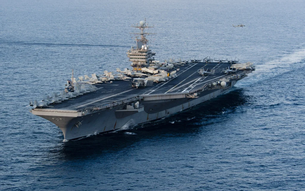 Face à une menace jugée imminente contre l’USS Abraham Lincoln, la riposte militaire exécutée par les forces américaines en mer d’Arabie