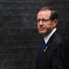 Bravant les zones restreintes, l’itinéraire de manifestation maintenu par les opposants à la visite d’Isaac Herzog