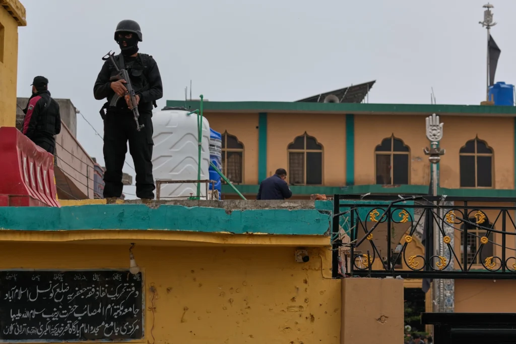 Au cœur d’une mosquée d’Islamabad, l’identité du groupe revendiquant l’attaque confirme une fracture redoutée