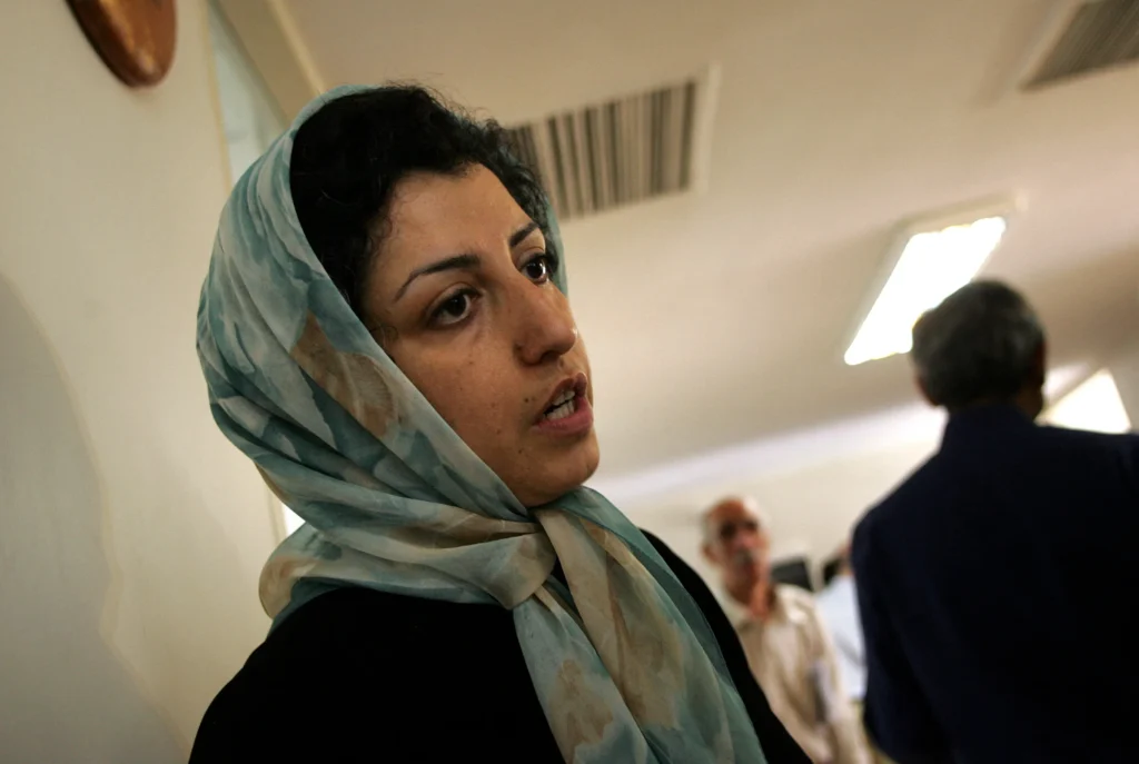 Au-delà de l’exil forcé en Iran, le lourd cumul de peine ajouté au dossier de la Nobel Narges Mohammadi