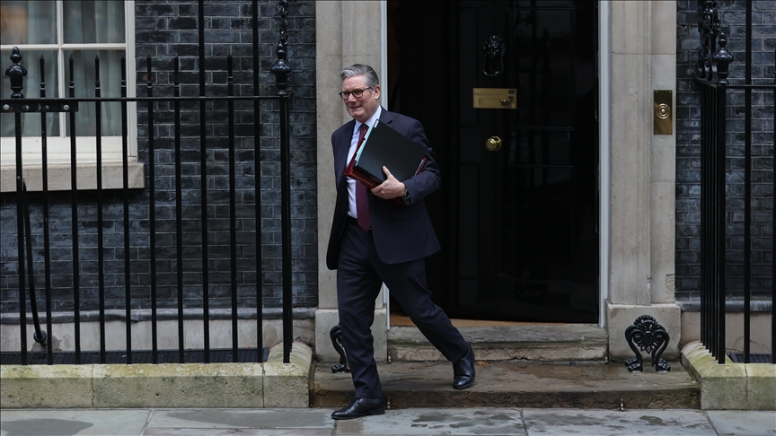 Lié au scandale Mandelson, le Premier ministre britannique invoque une constante de son passé pour écarter tout départ