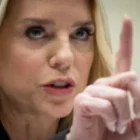 Interpellée sur les noms masqués, la procureure générale oppose un argument procédural face aux accusations de protection politique