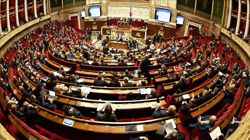 Avec 77 % d’opinions favorables à sa suppression, ce principe juridique protégeant les mineurs bloque la fermeté affichée par l’État