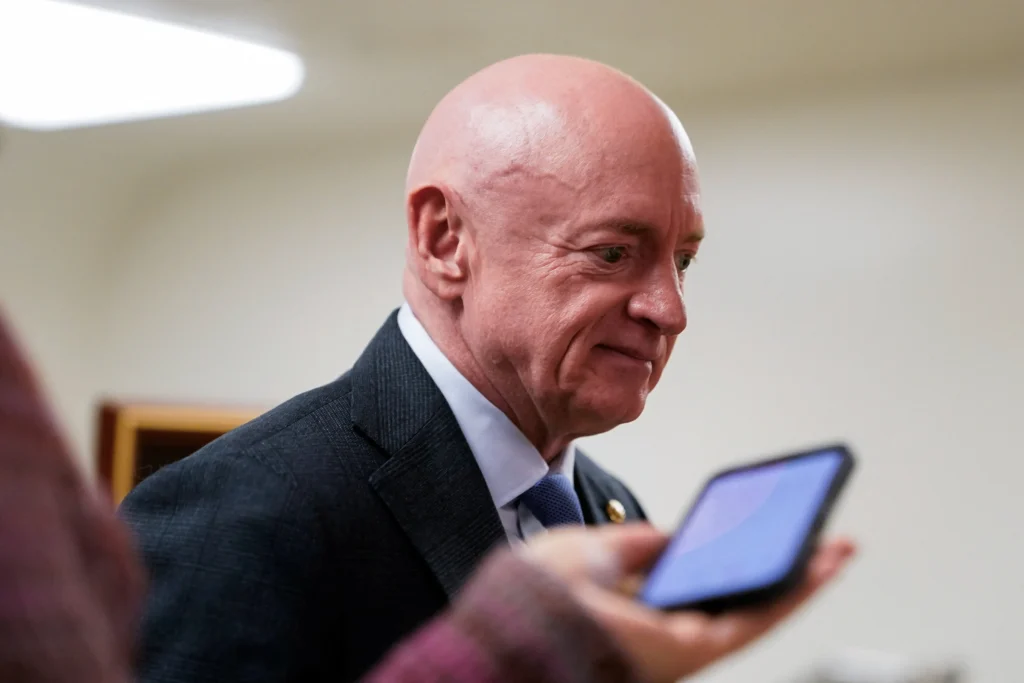En voulant retirer ses titres au sénateur Mark Kelly, le Pentagone provoque cette réplique cinglante d’un juge