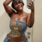 À travers un cliché devant le miroir, Mia Guissé renvoie cette image assumée qui capte l’attention