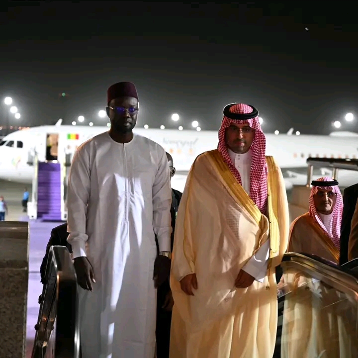 Ousmane Sonko accueilli par le Prince Saud Bin Jalawi à l’aéroport international Roi Abdulaziz