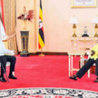 l’accueil réservé à ce chef militaire par l’Ouganda qualifié d’« insulte à l’humanité » par Khartoum