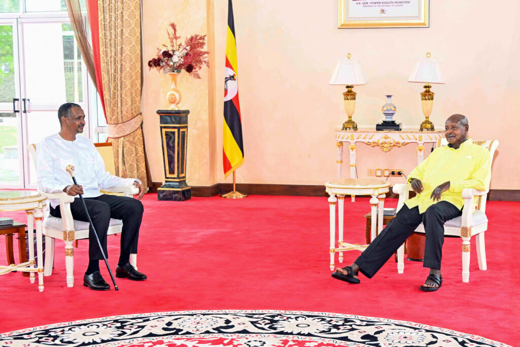 l’accueil réservé à ce chef militaire par l’Ouganda qualifié d’« insulte à l’humanité » par Khartoum