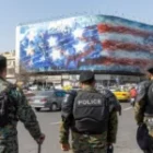 la réouverture des campus dégénère en affrontements face à l’apparition d’un emblème banni depuis 1979