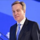 Le patron du Forum de Davos démissionne pour préserver l’institution