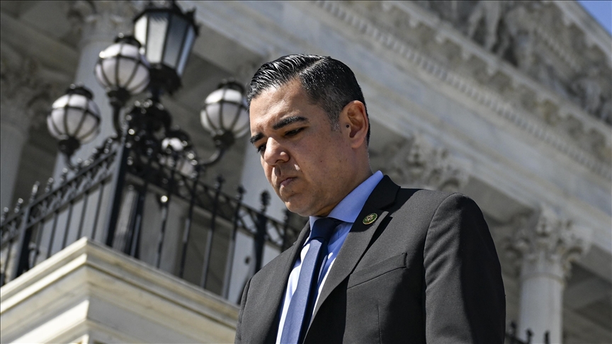 cité « presque plus que n’importe qui » dans les dossiers Epstein, un ancien président ciblé par un élu