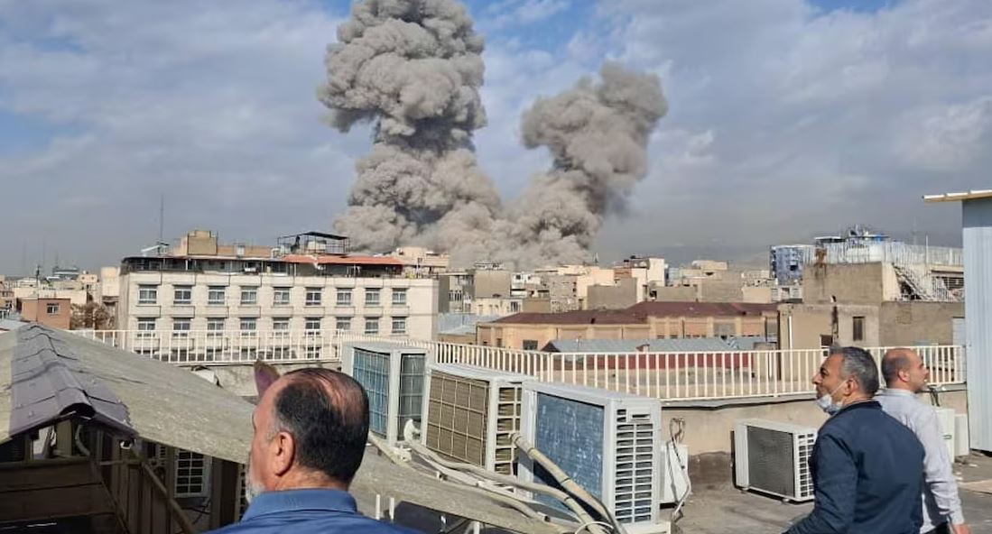 Les États-Unis et Israël mènent des frappes contre l&rsquo;Iran, plusieurs explosions à Téhéran