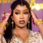 Henné délicatement dessiné, maquillage raffiné, Fatima telle une…