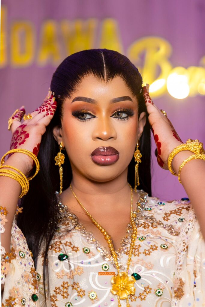 Henné délicatement dessiné, maquillage raffiné, Fatima telle une…