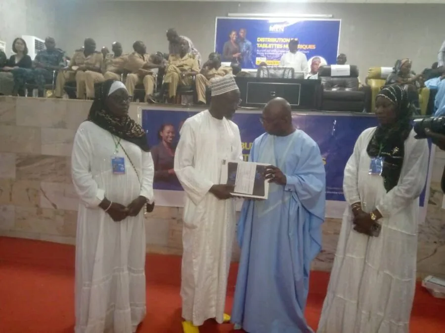 Le ministère de l’Éducation nationale remet 487 tablettes numériques aux directeurs d’écoles, chefs d’établissements et Serigne Daara