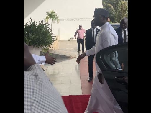 regardez l’arrivée du PM Ousmane Sonko (vidéo)