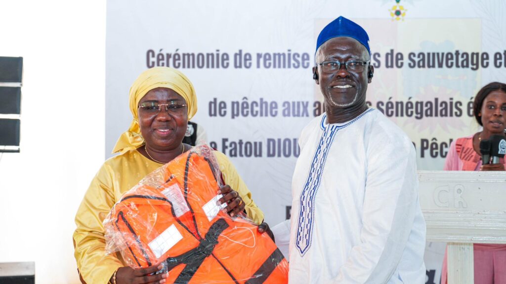 Dr Fatou Diouf remet des équipements aux pêcheurs sénégalais en Gambie