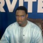 « Quand il ne pleure pas, il se met en scène comme serveur de thé »