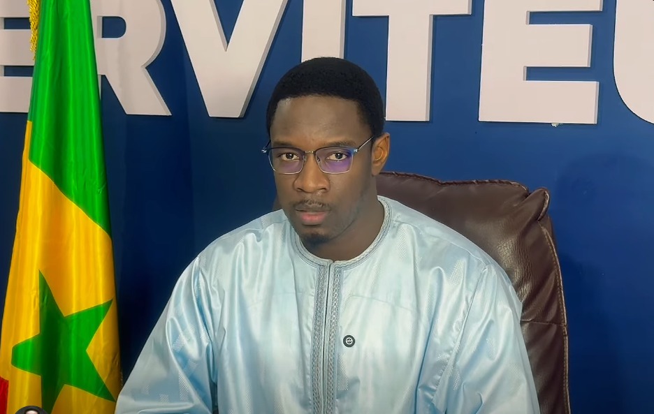 « Quand il ne pleure pas, il se met en scène comme serveur de thé »