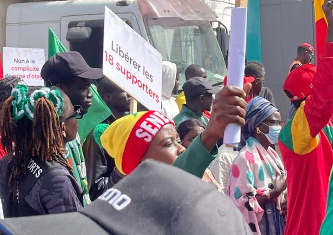 Le peuple sénégalais marche pour la libération des 18 supporters détenus au Maroc