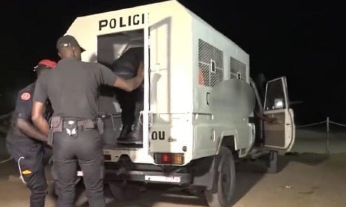 Un récidiviste refuse de retourner en prison et provoque des affrontements entre sa bande et les policiers