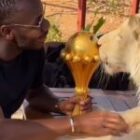 Trophy tour – Kédougou : Un lion “embrasse” la Coupe, la séquence qui émeut la toile (vidéo)