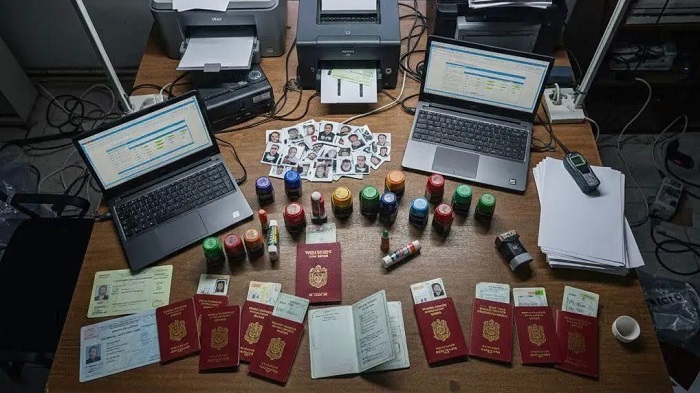 Un « laboratoire » de fabrication de faux passeports démantelé