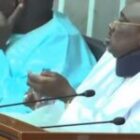 Farba Ngom filmé en train de prendre ses médicaments pendant la séance (Vidéo)