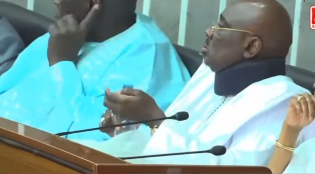 Farba Ngom filmé en train de prendre ses médicaments pendant la séance (Vidéo)