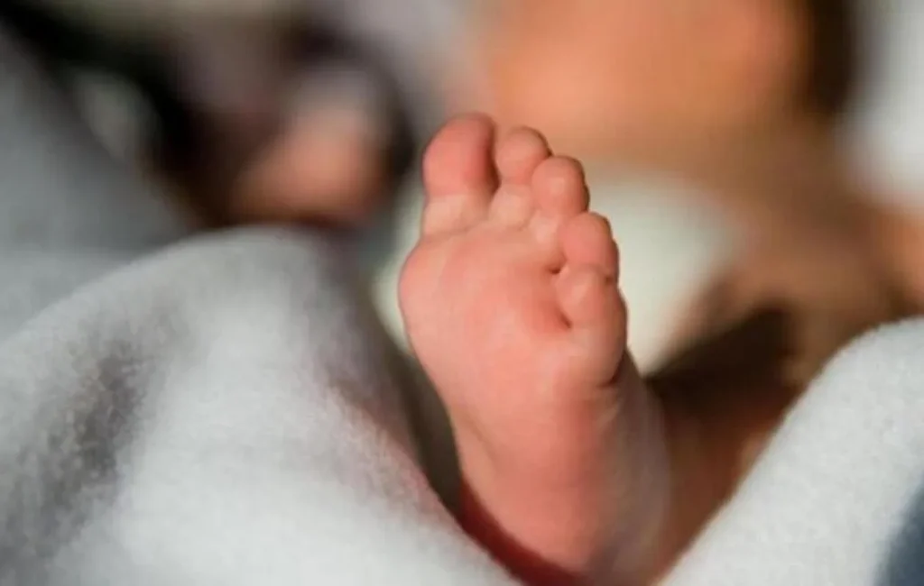 le geste d’une suspecte impliquant son bébé de deux mois lors de l’irruption de la police