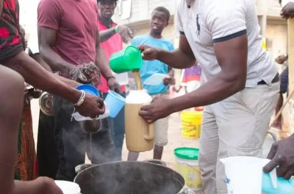 l’initiative spontanée de ces habitants de Grand-Yoff devient le refuge des travailleurs retardataires
