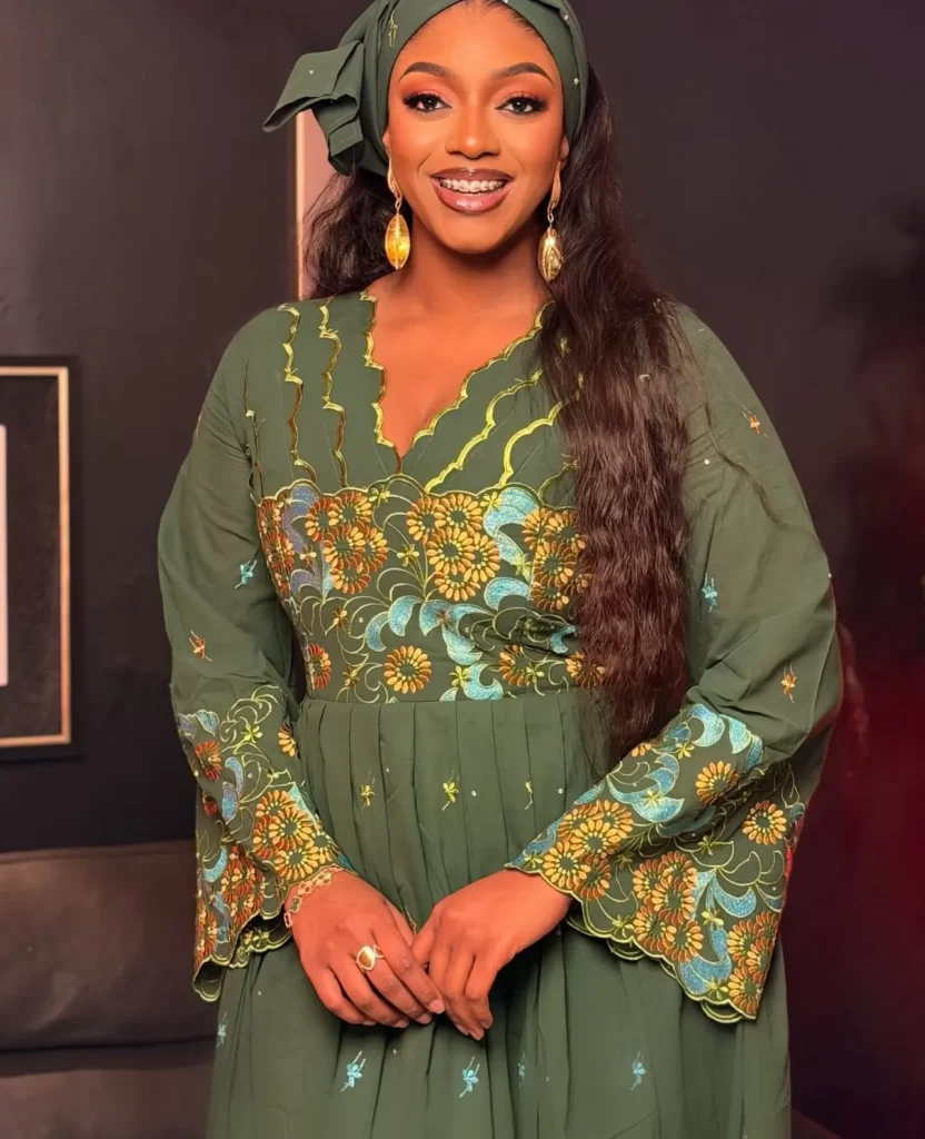 le choix vestimentaire de Maty Rose pour la réception du groupe Nawlé Yi