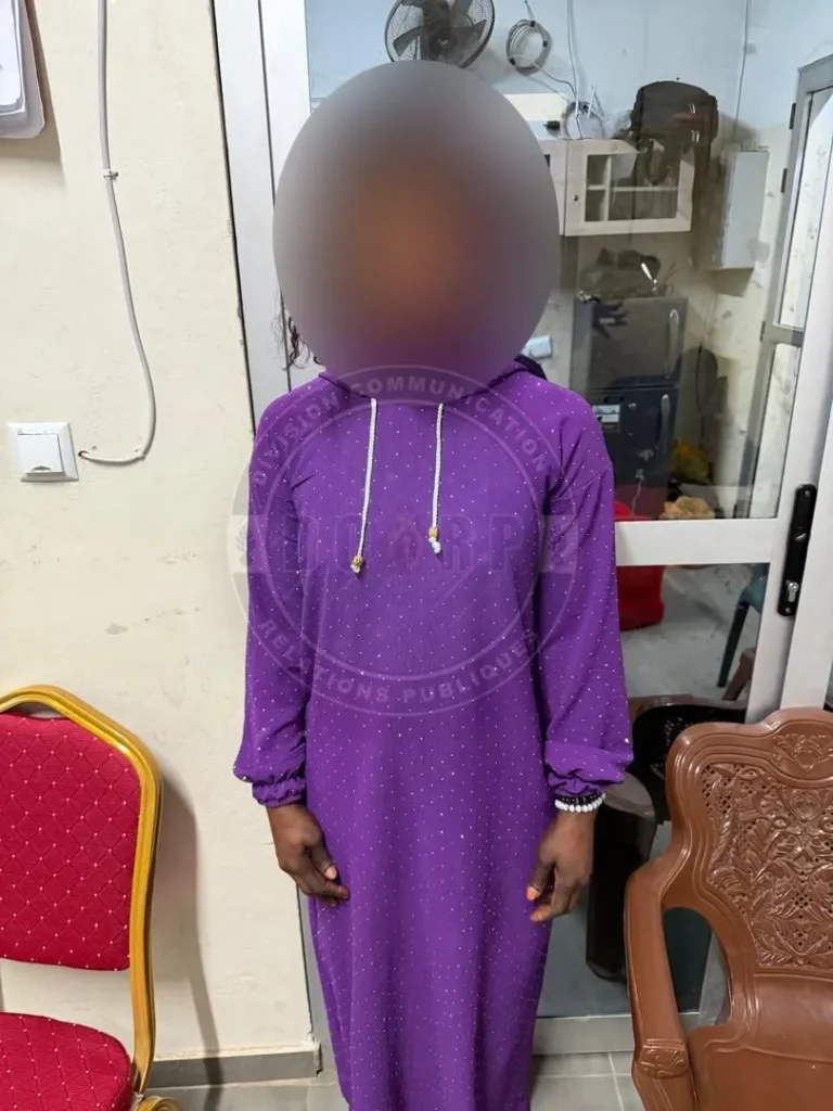 le profil du client surpris en plein rendez-vous avec une jeune fille
