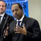 la nouvelle Constitution acte la fin du vote clanique mais maintient une exception au sommet de l’État