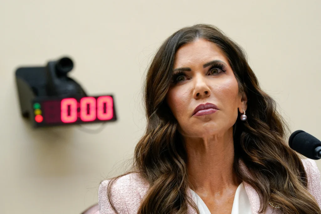 Donald Trump acte le premier remaniement de son second mandat aux États-Unis en ciblant la Sécurité intérieure