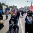 bravant les frappes, des milliers de fidèles dédient la prière du vendredi au dirigeant tombé samedi