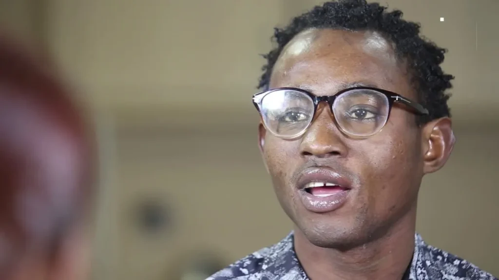 la chute d’un célèbre chanteur avec une dizaine d’individus