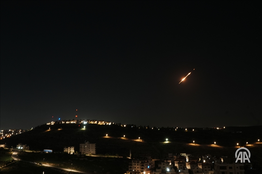 Deux vagues de missiles visent Israël en riposte à l’opération ayant décimé le sommet de l’État iranien