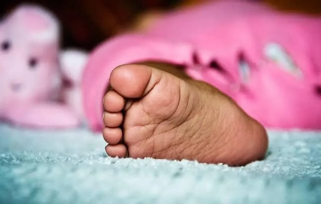 Retrouvée par la police après une fuite nocturne de la maternité, la mère de 19 ans livre le mobile de son acte