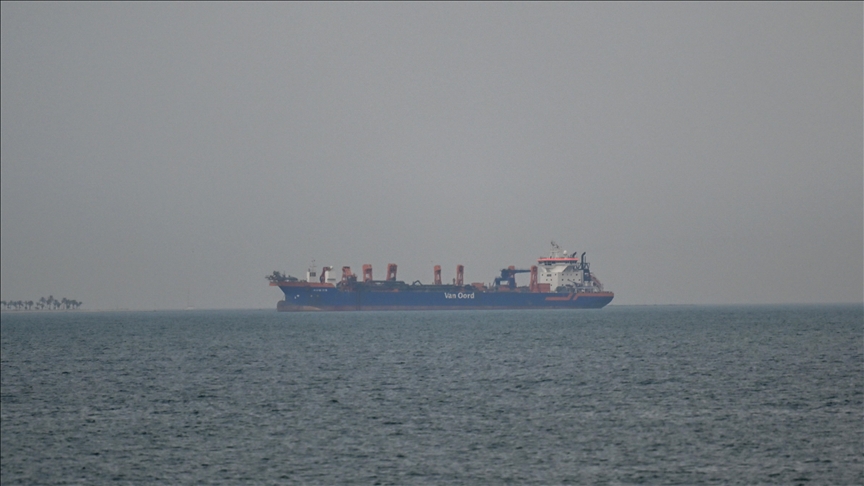 l’Iran frappe deux navires au missile et force un pays voisin à suspendre sa production de pétrole