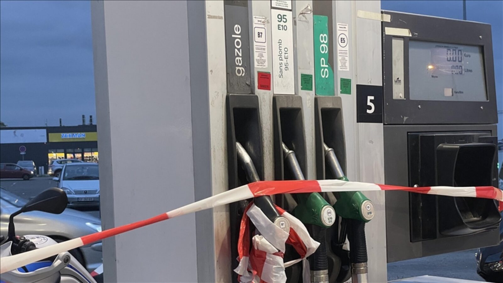 les distributeurs actent une baisse à la pompe, Bercy écarte définitivement une option majeure