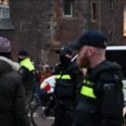 la cible de cet acte nocturne suscite l’indignation de la mairie d’Amsterdam
