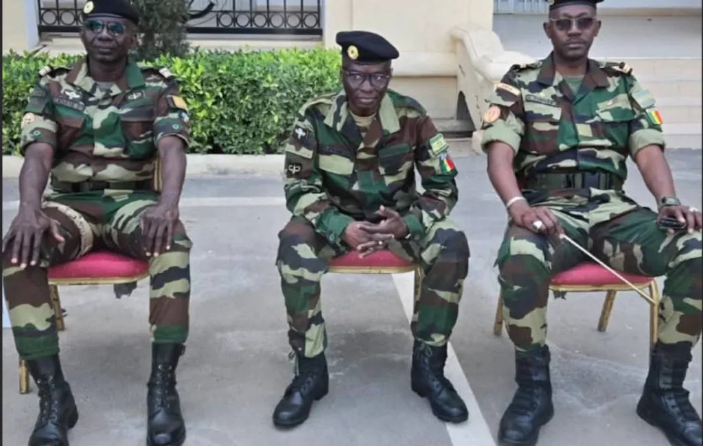 29 ans après un titre emblématique, le leader du Super Diamono consacre son nouvel album à ce corps de l’État