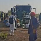 le dépassement d’un minicar dans un virage provoque un choc frontal au lourd bilan