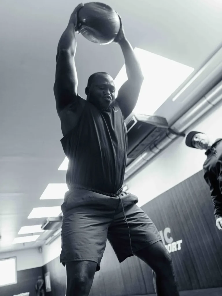 À trois semaines de l’échéance, les images d’entraînement de Modou Lô dévoilent une condition physique frappante