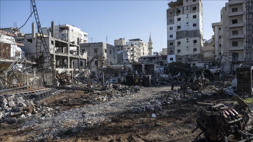 l’armée israélienne cible une ville côtière et exige l’évacuation de trois camps adjacents