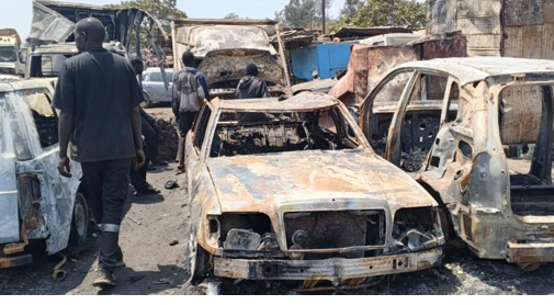 la destruction de 18 véhicules aggravée par un blocage inattendu des voies d’accès.