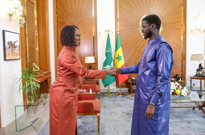 le Président Diomaye Faye reçoit la Ministre rwandaise des Sports, porteuse d’un message de Paul Kagame