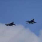 des avions de chasse escortent deux vols vers Montréal, deux passagers arrêtés pour ce motif précis